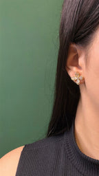 Brinco Flor Dourado Cravejado com Zircônias