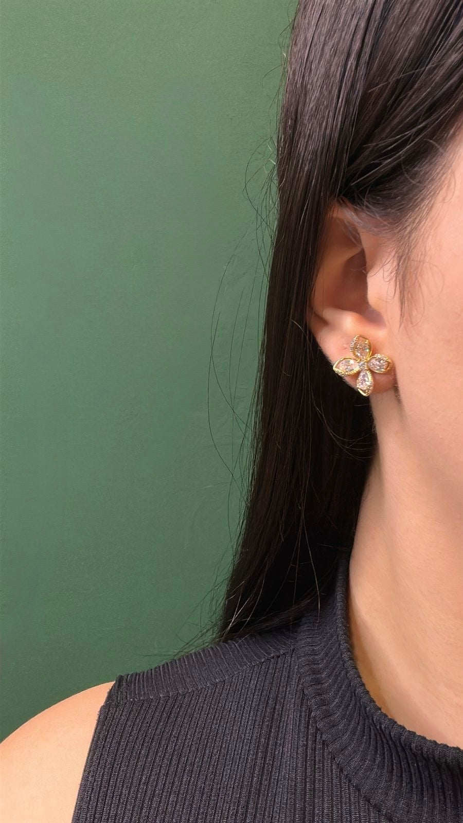 Brinco Flor Dourado Cravejado com Zircônias