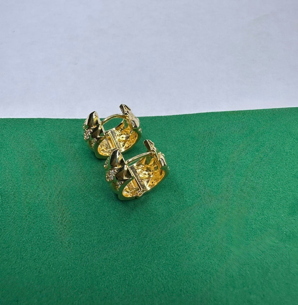 Brinco Argola Dourada com Detalhes em Zircônias