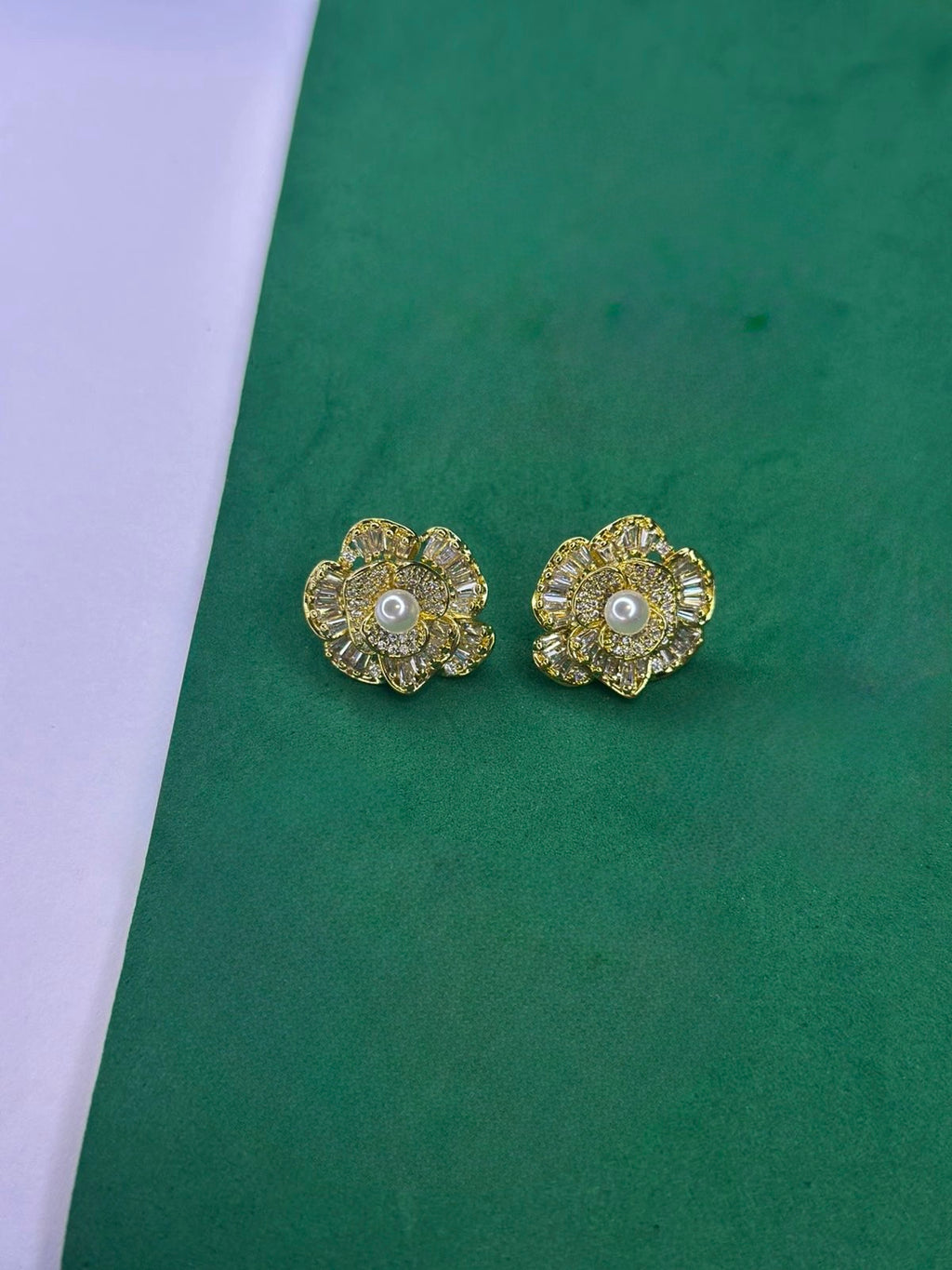 Brinco Flor Pérola Radiante Dourado