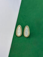 Brinco Gota Madre Pérola com Zircônias Dourado