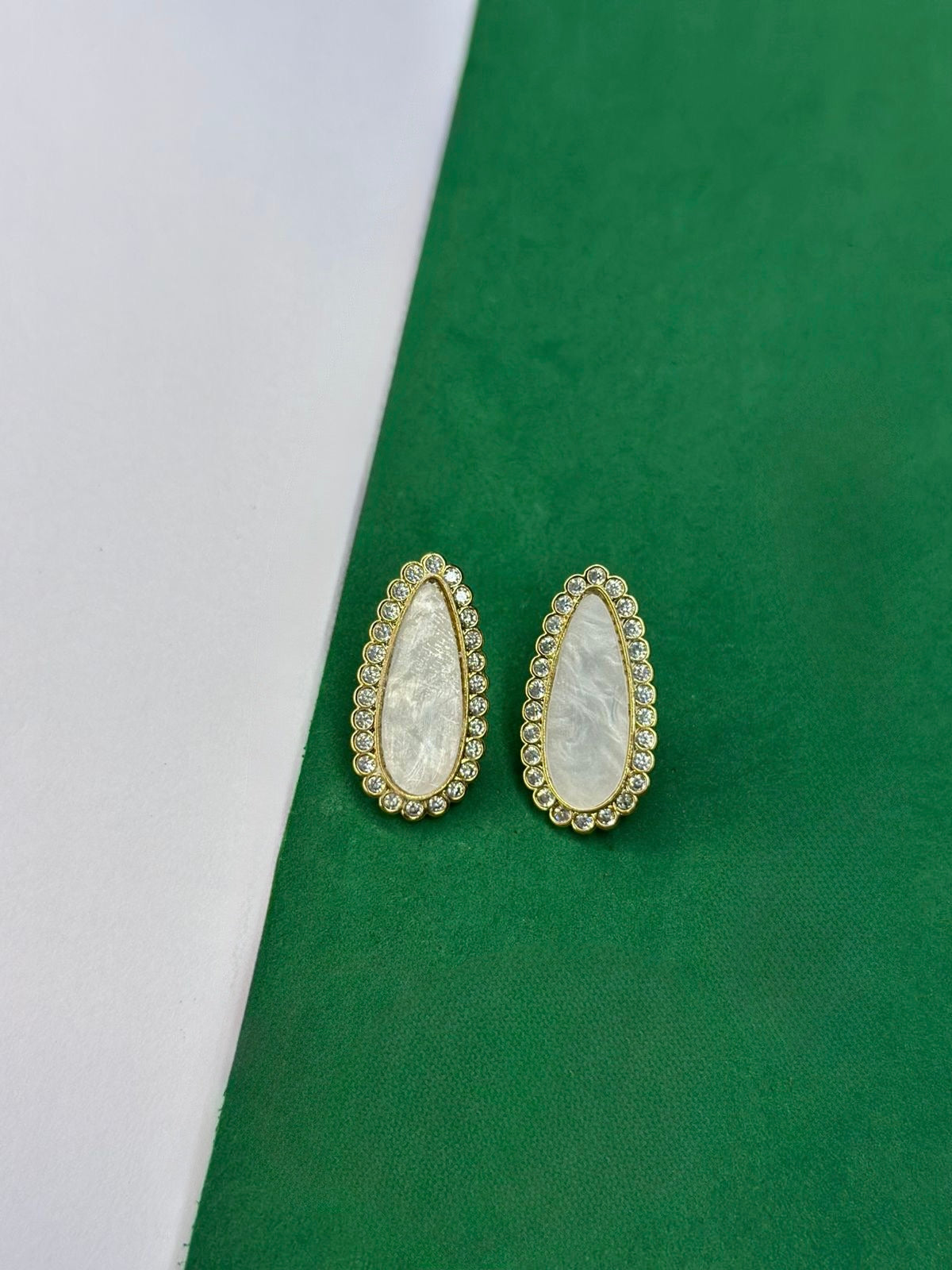 Brinco Gota Madre Pérola com Zircônias Dourado