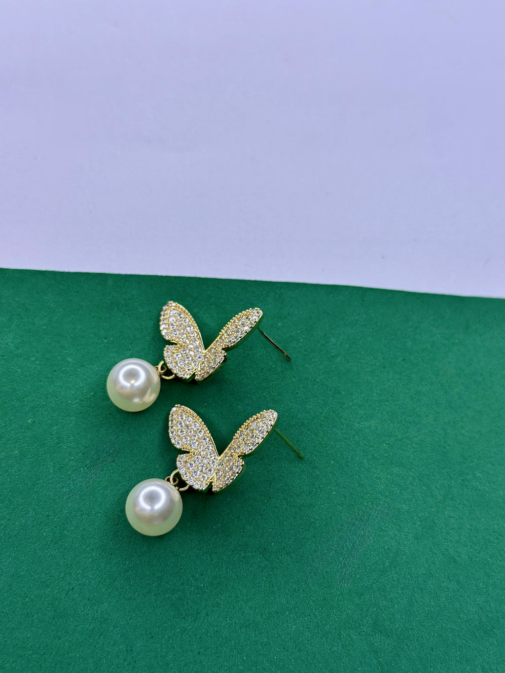 Brinco Borboleta Dourado com Pérola
