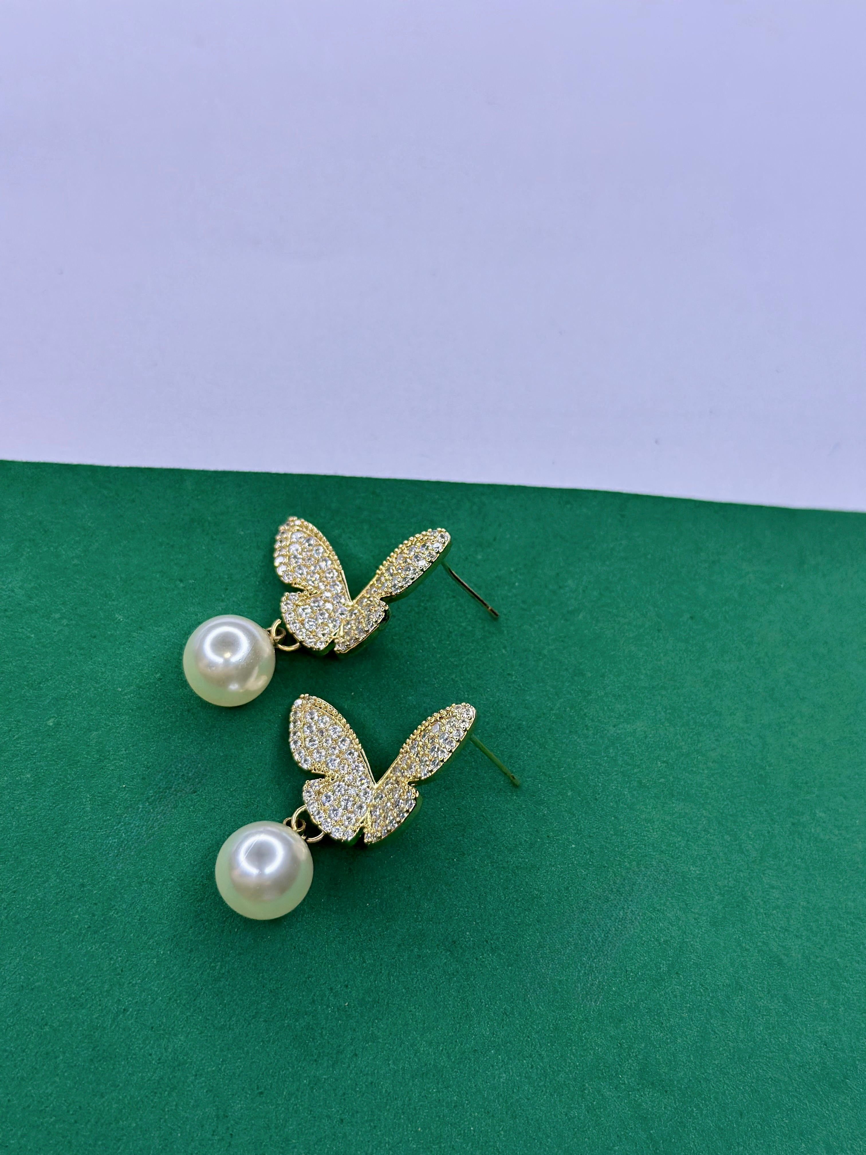 Brinco Borboleta Dourado com Pérola