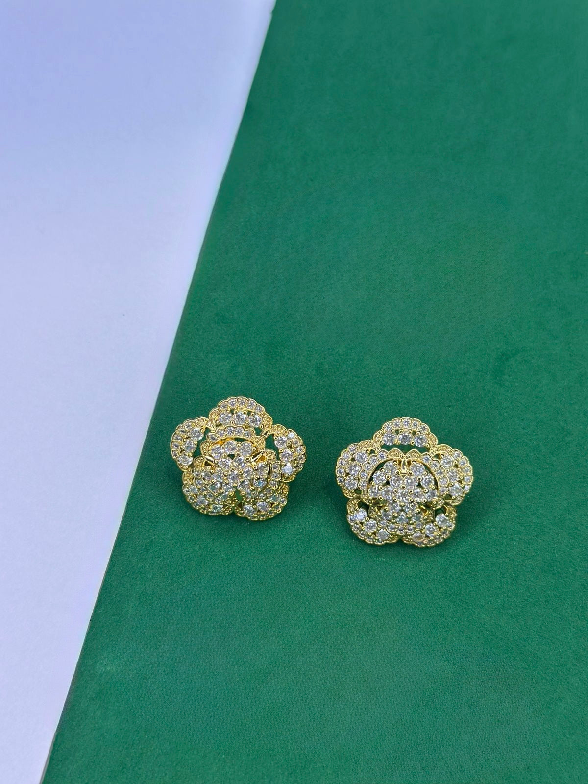 Brinco Flor Dourada Cravejada
