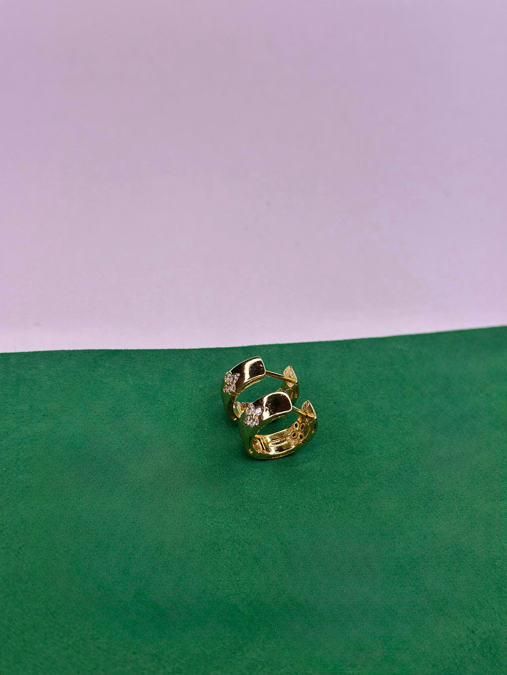 Brinco Dourado Cravejado com Zircônias