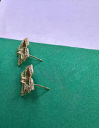 Brinco Flor Dourada Cravejada com Zircônia