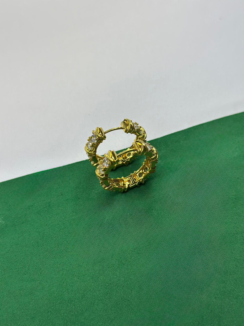 Brinco Argola com Zircônias e Detalhe Cruzado Dourado