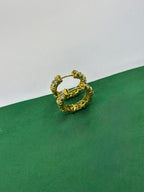 Brinco Argola com Zircônias e Detalhe Cruzado Dourado