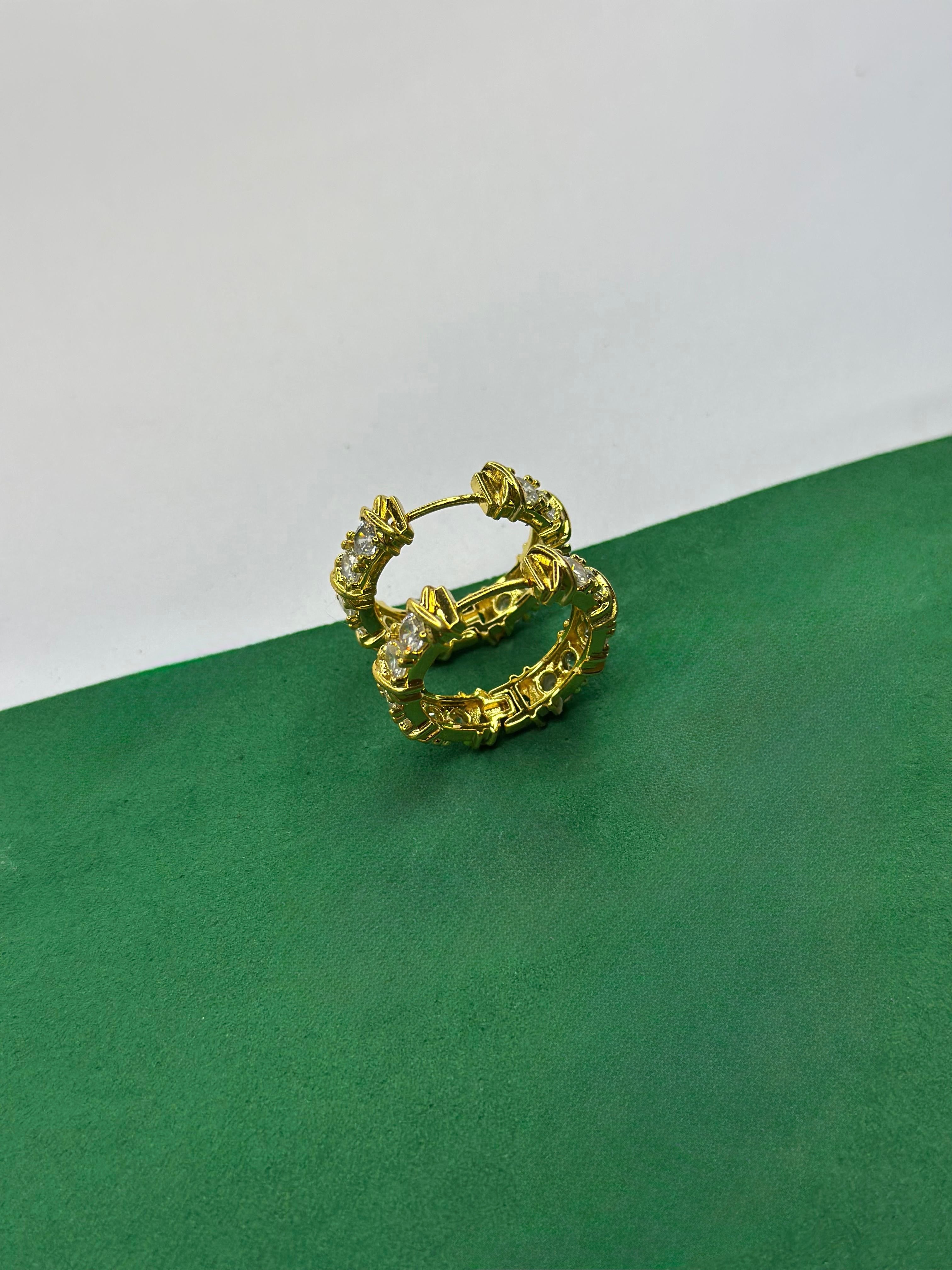 Brinco Argola com Zircônias e Detalhe Cruzado Dourado