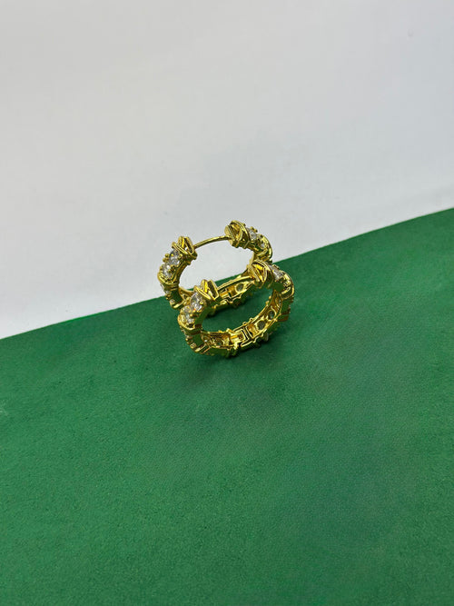 Brinco Argola com Zircônias e Detalhe Cruzado Dourado