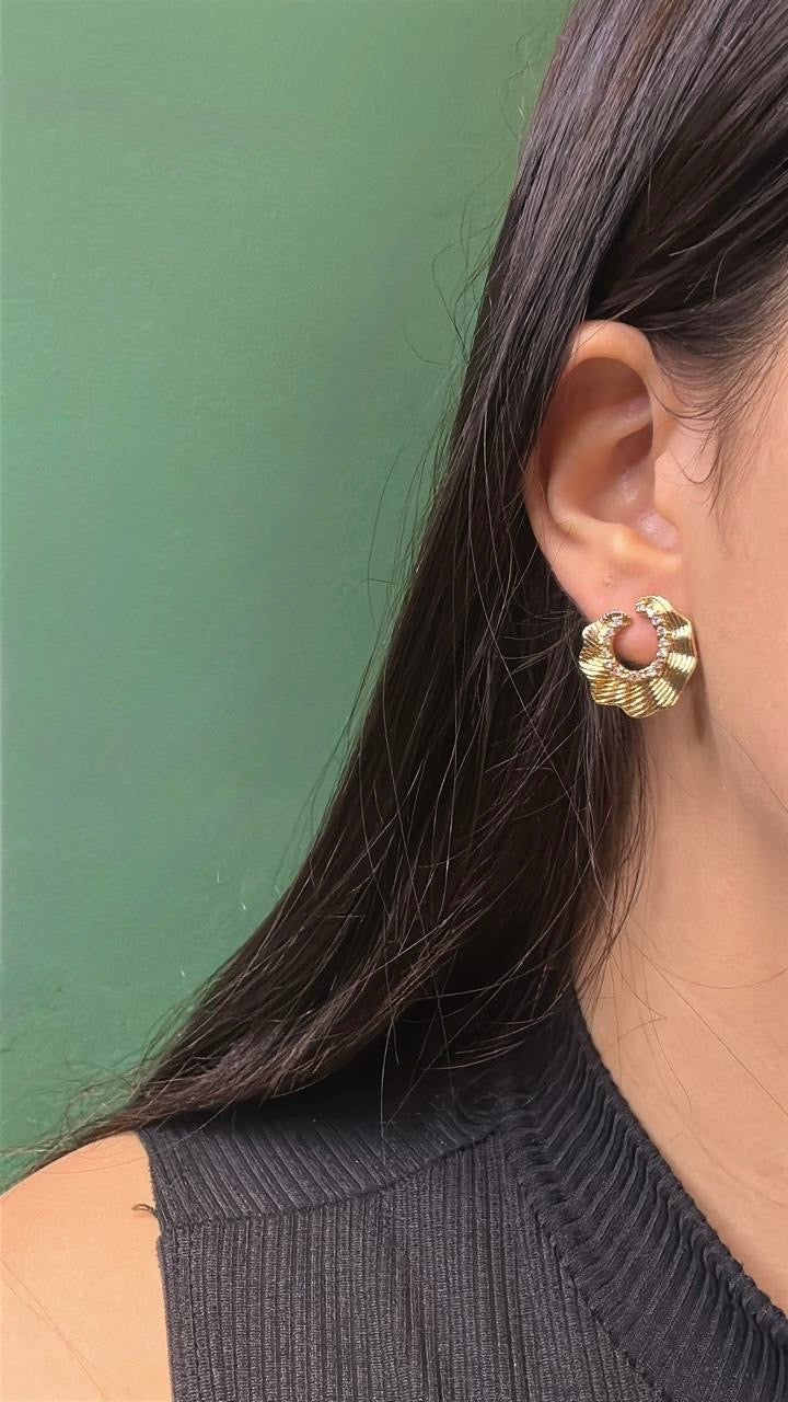 Brinco Argola Dourada Cravejada com Zircônias