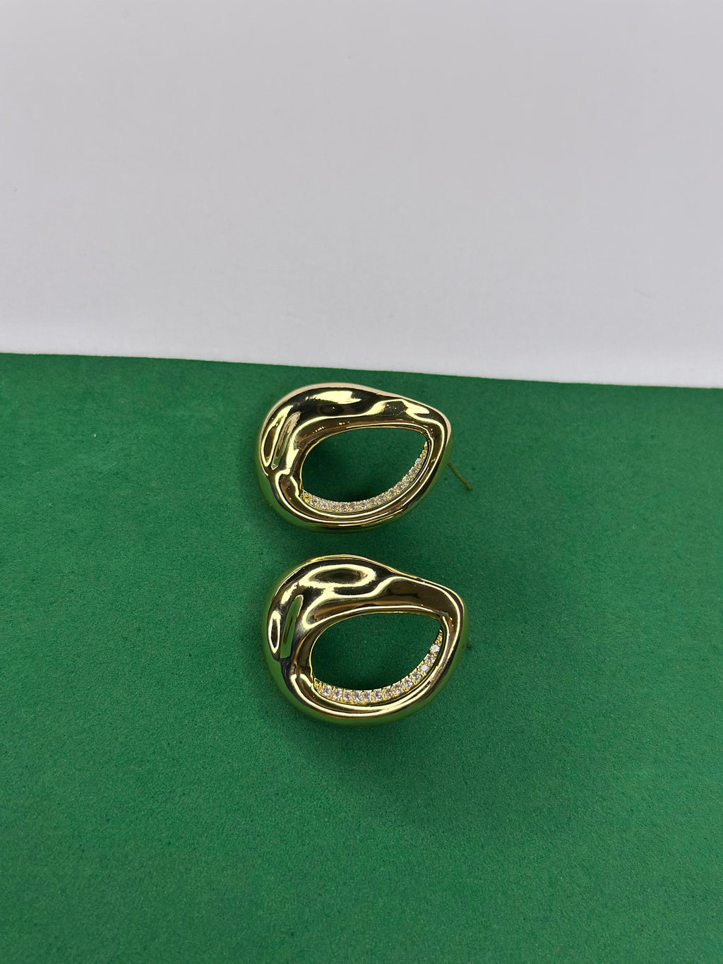 Brinco Orgânico Dourado com Zircônias