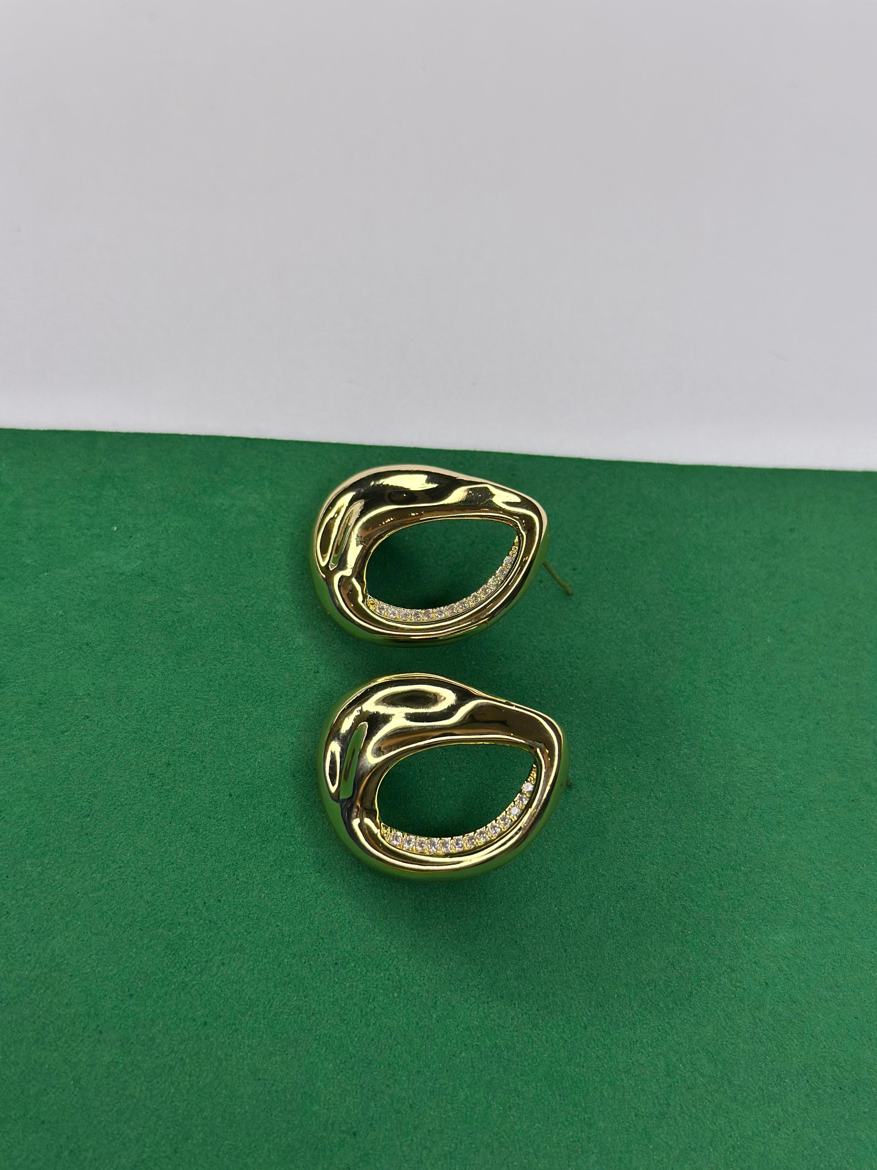 Brinco Orgânico Dourado com Zircônias
