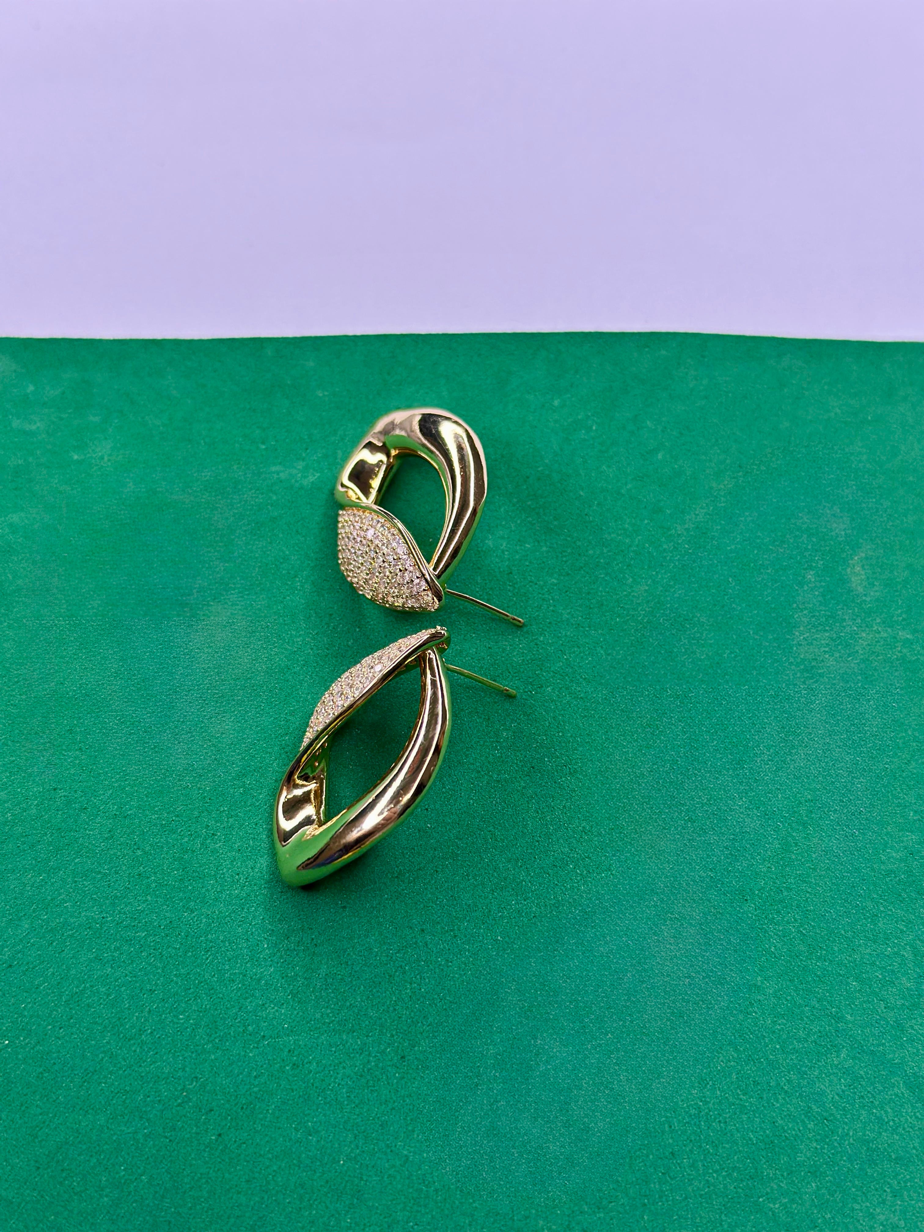 Brinco Gota Bicolor Cravejado Dourado