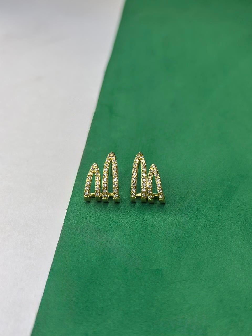 Brinco Argola Dourada Cravejada com Zircônias