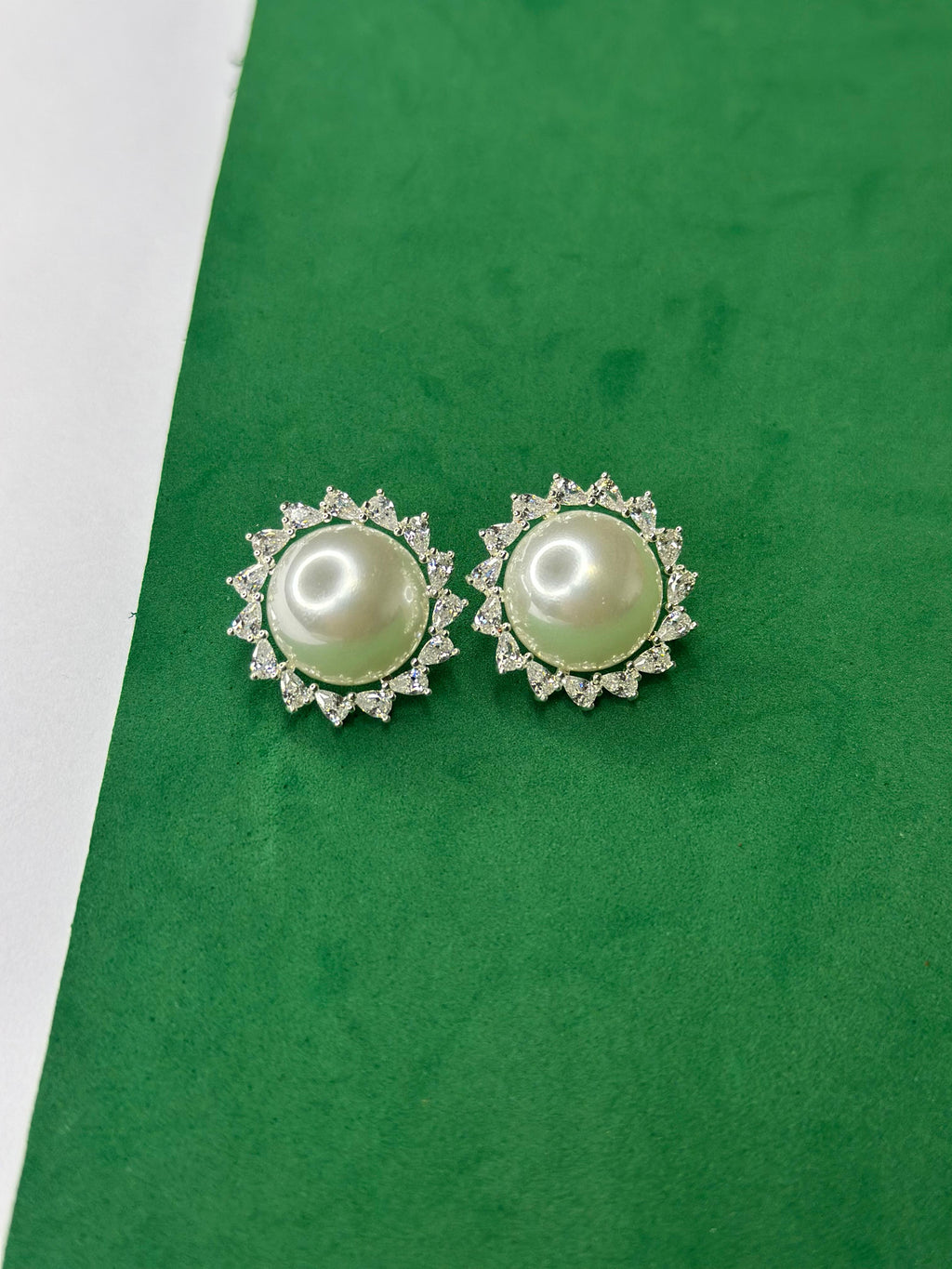 Brinco Luxo Pérola Shell com Zirconias&nbsp;