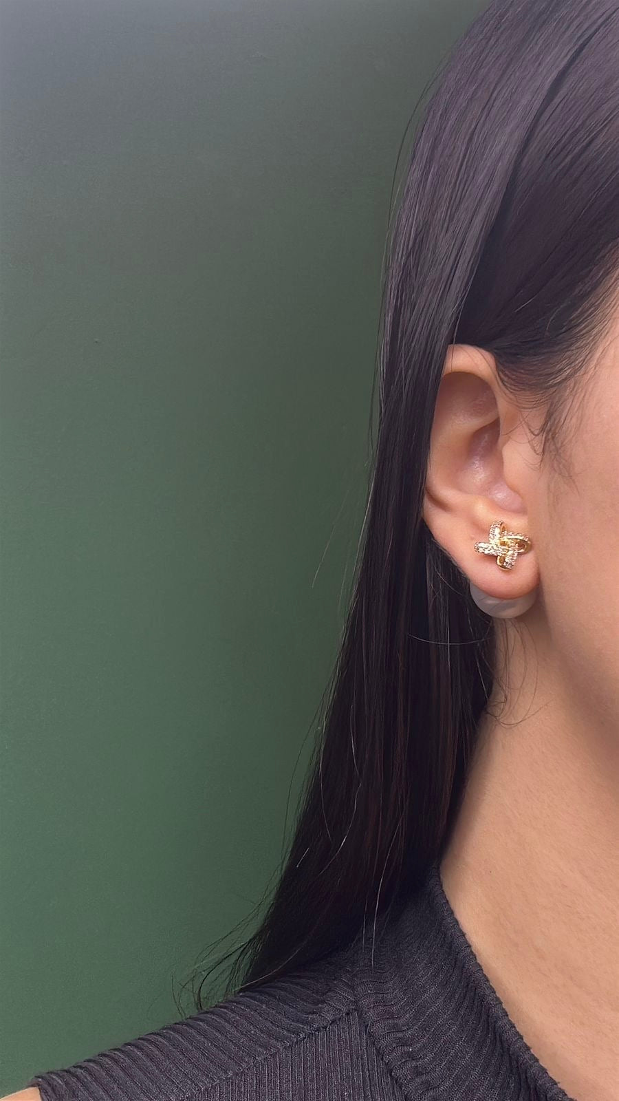 Brinco Dourado Trançado Cravejado com Zircônias. Fecho em Pérola Shell