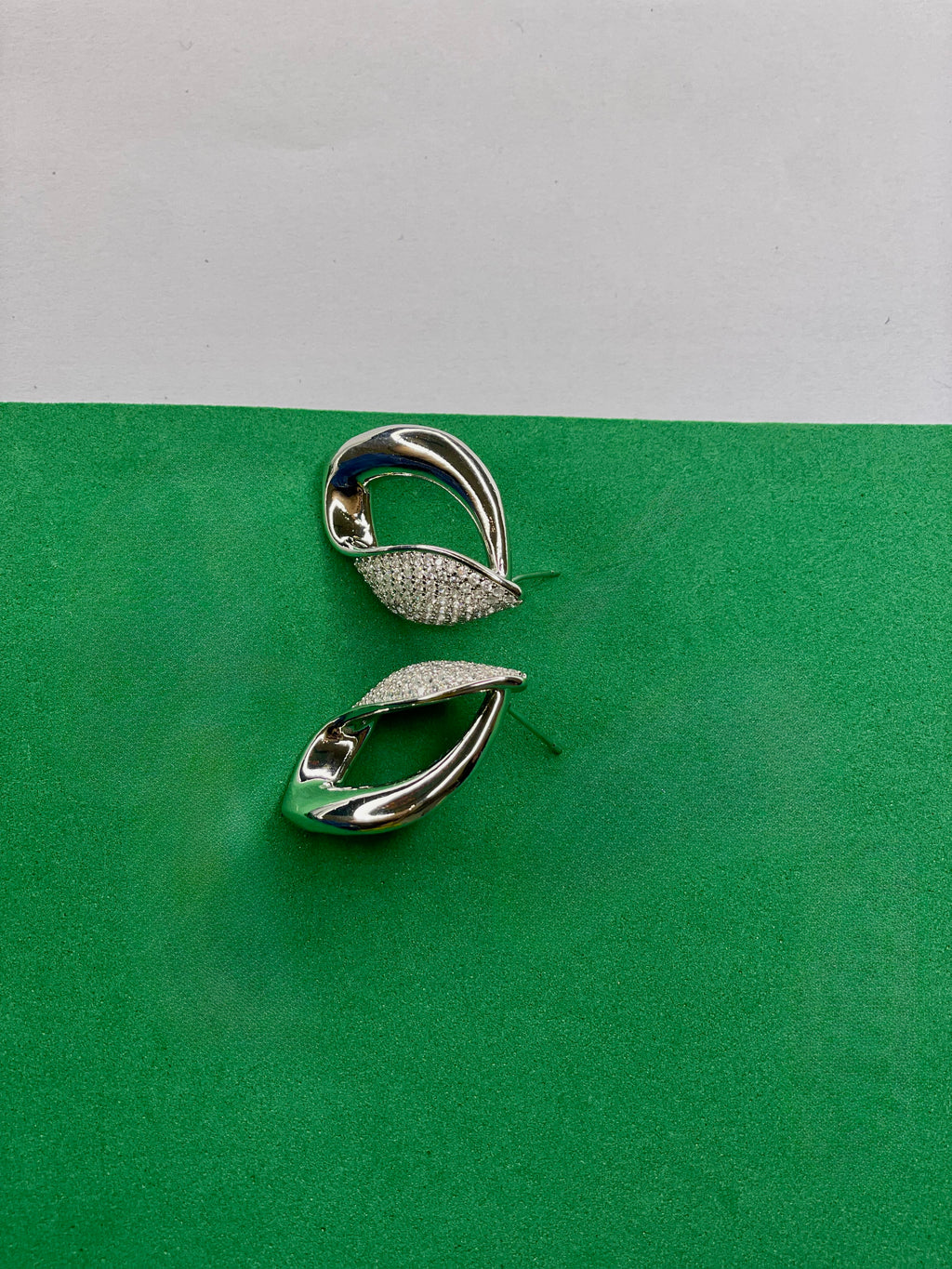 Brinco Gota Bicolor Cravejado