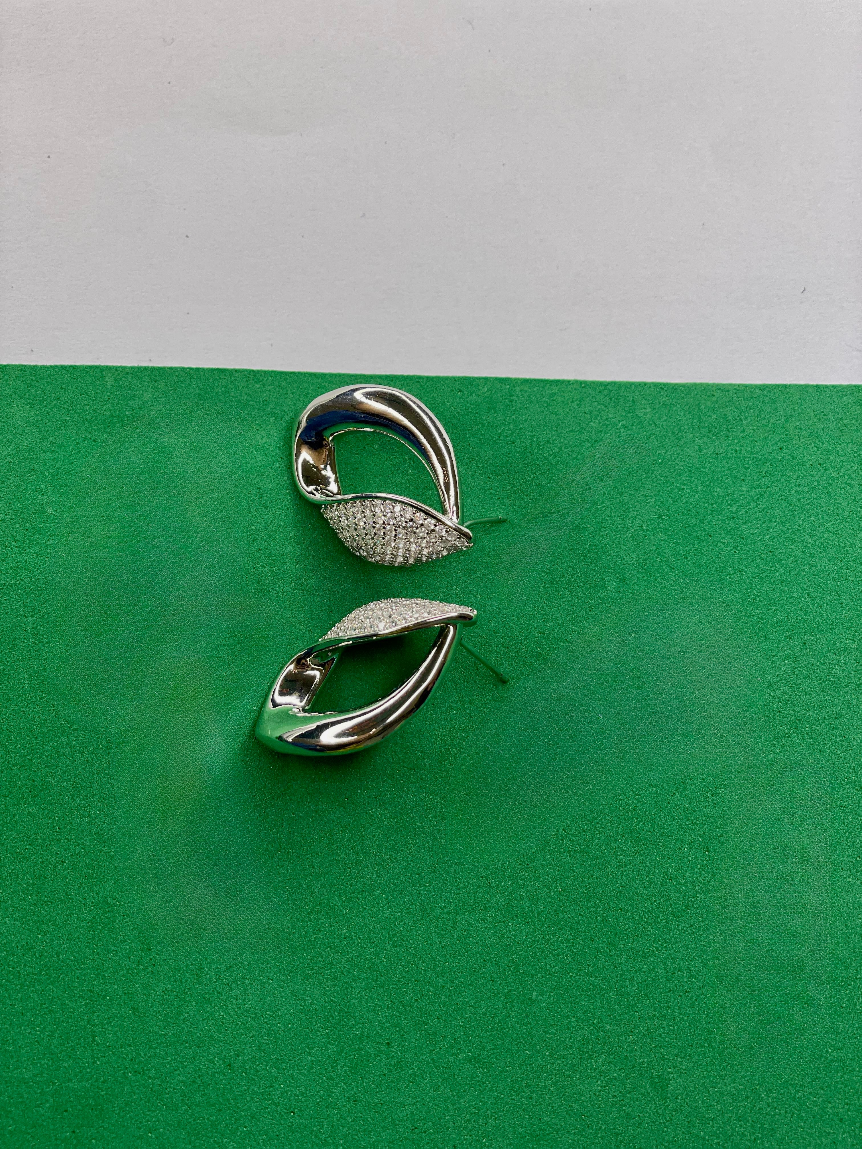 Brinco Gota Bicolor Cravejado
