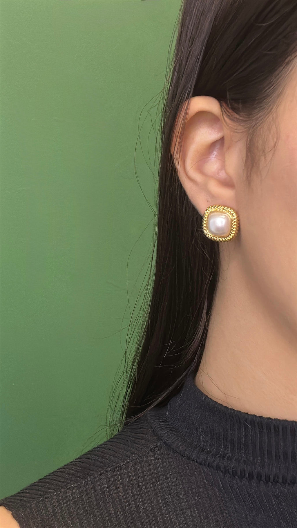 Brinco Quadrado Dourado com Pérola Shell