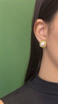 Brinco Quadrado Dourado com Pérola Shell