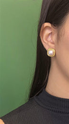 Brinco Quadrado Dourado com Pérola Shell
