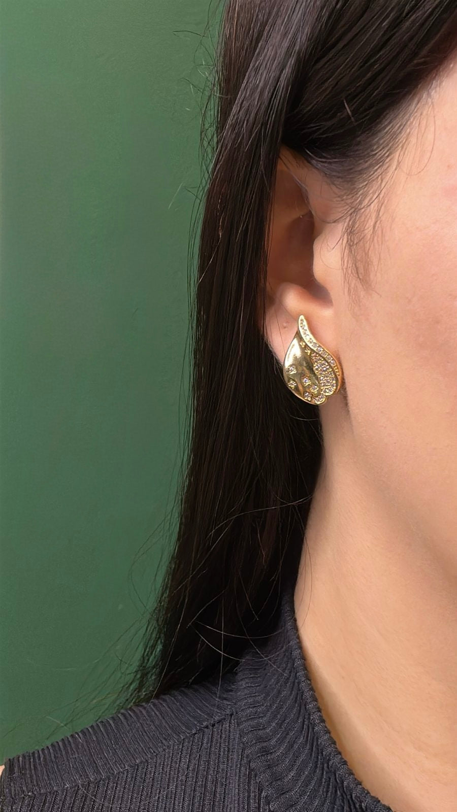 Brinco Folha Dourado Cravejado com Zircônias