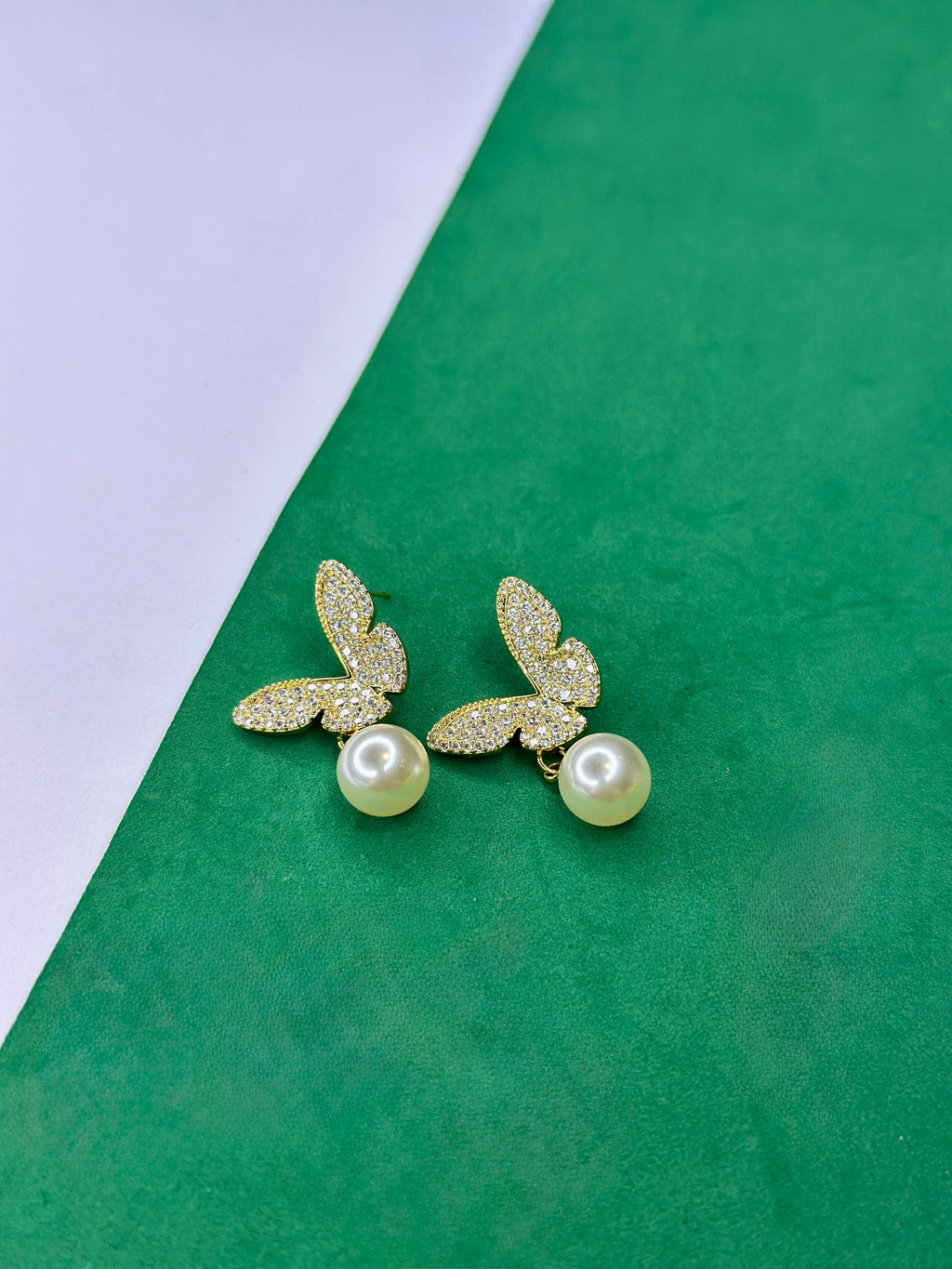Brinco Borboleta Dourado com Pérola