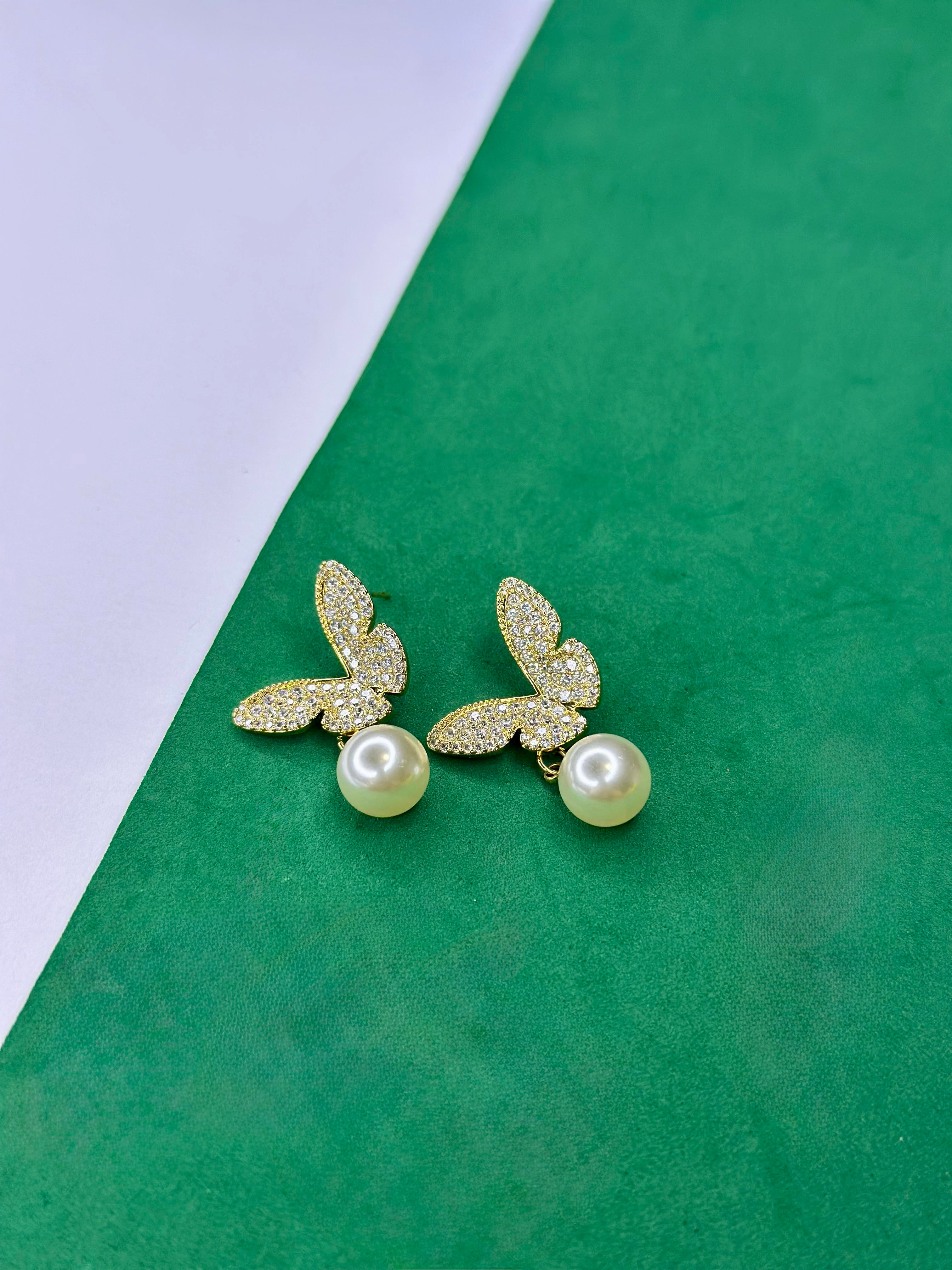 Brinco Borboleta Dourado com Pérola