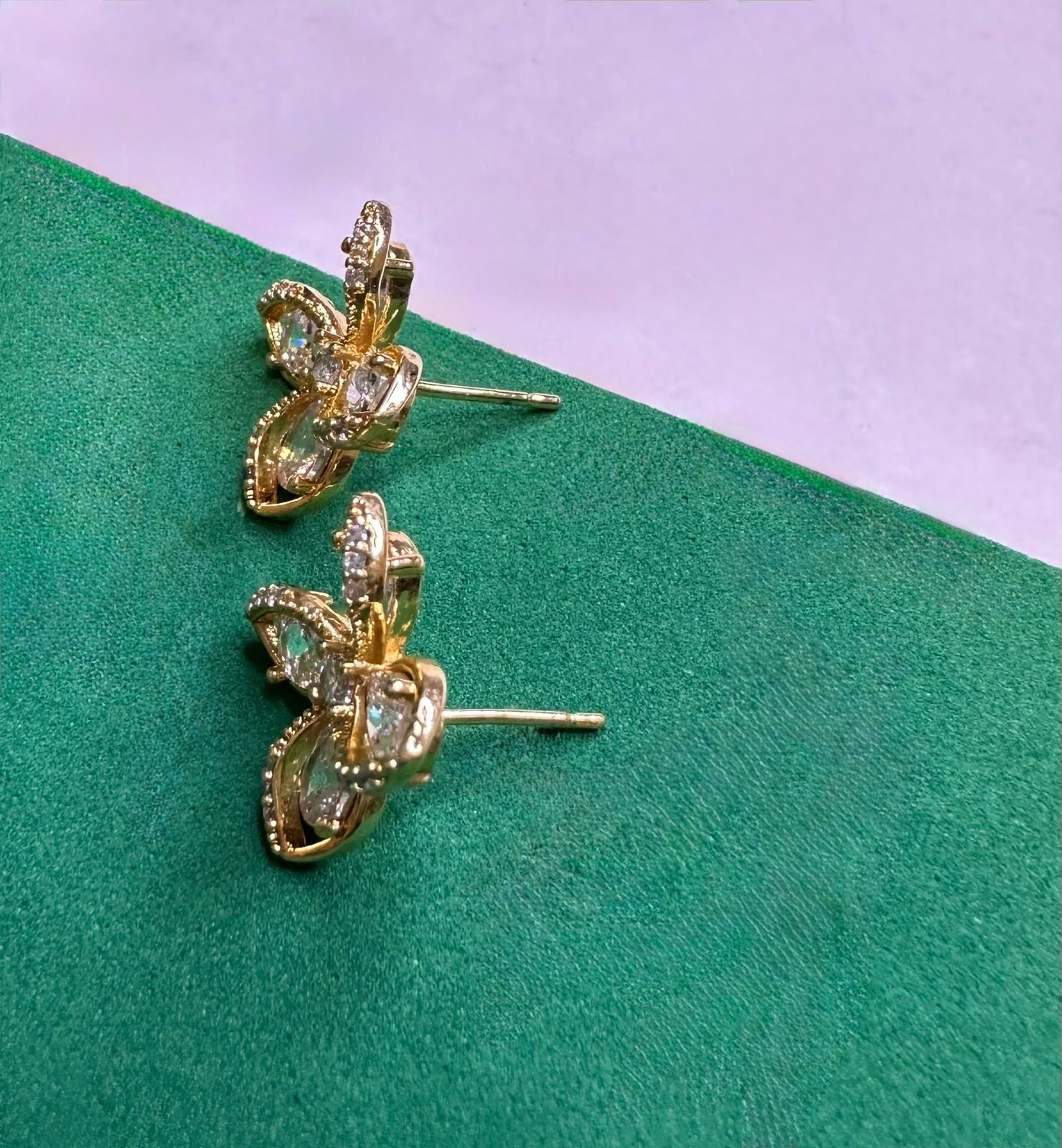 Brinco Flor Dourado Cravejado com Zircônias