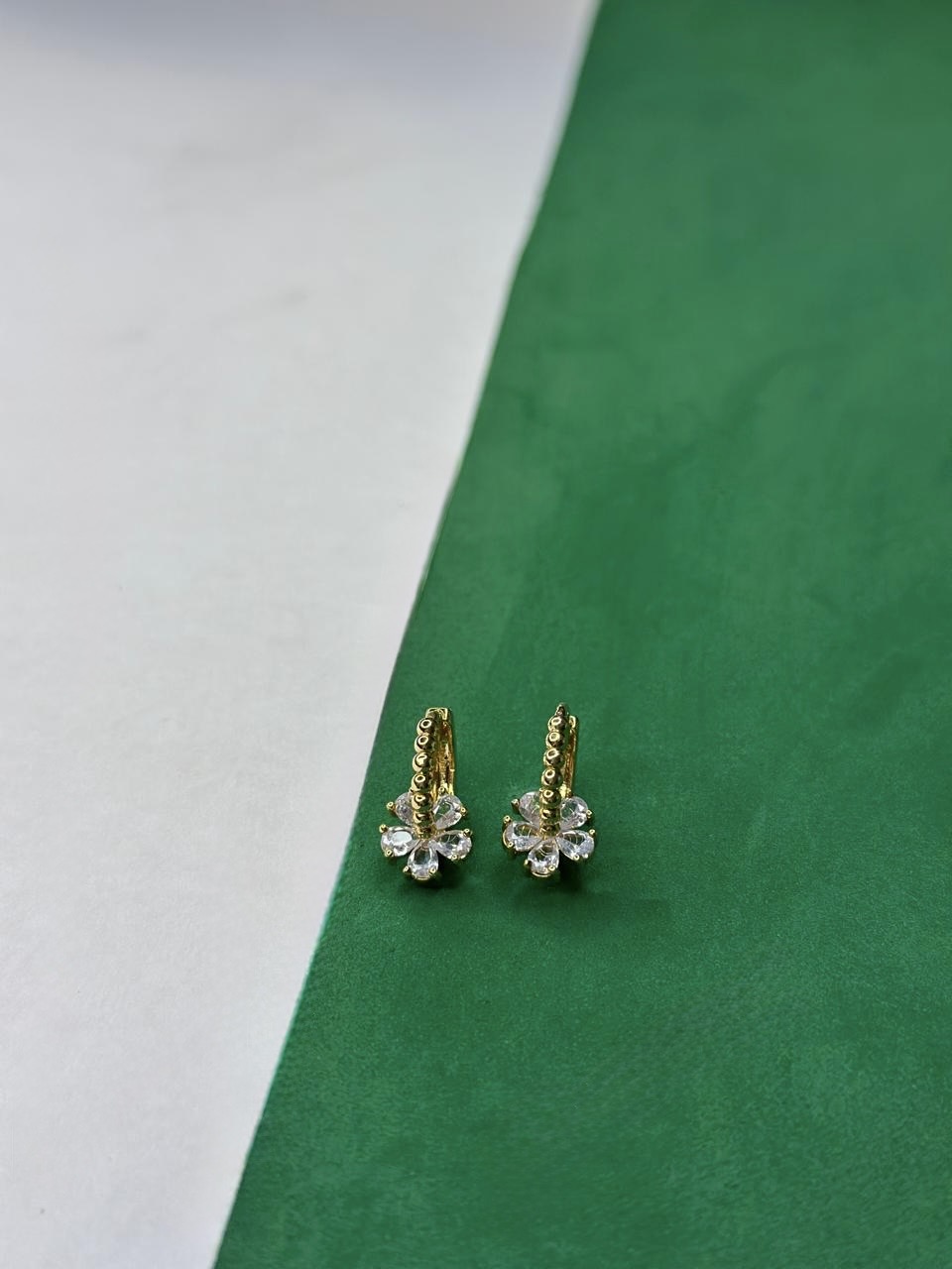 Brinco Argola Dourada Cravejada com Zircônias e Flor em Cristal