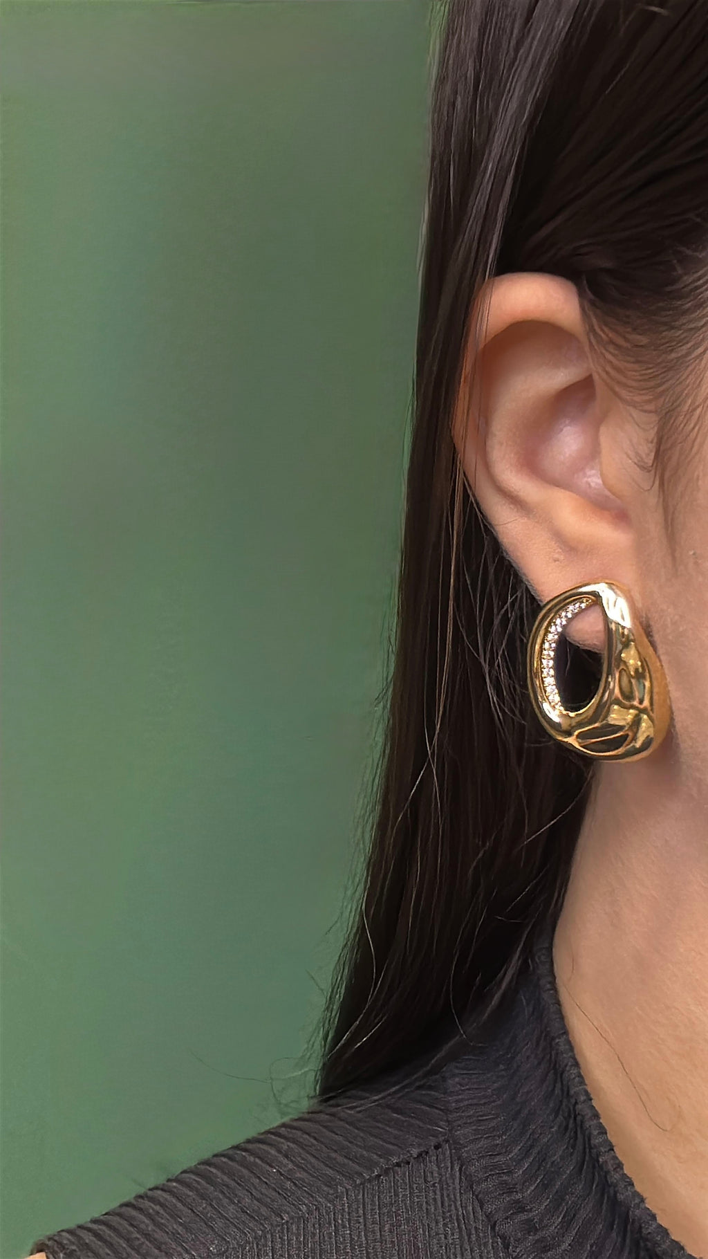 Brinco Orgânico Dourado com Zircônias