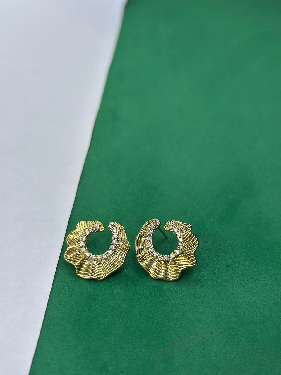 Brinco Argola Dourada Cravejada com Zircônias