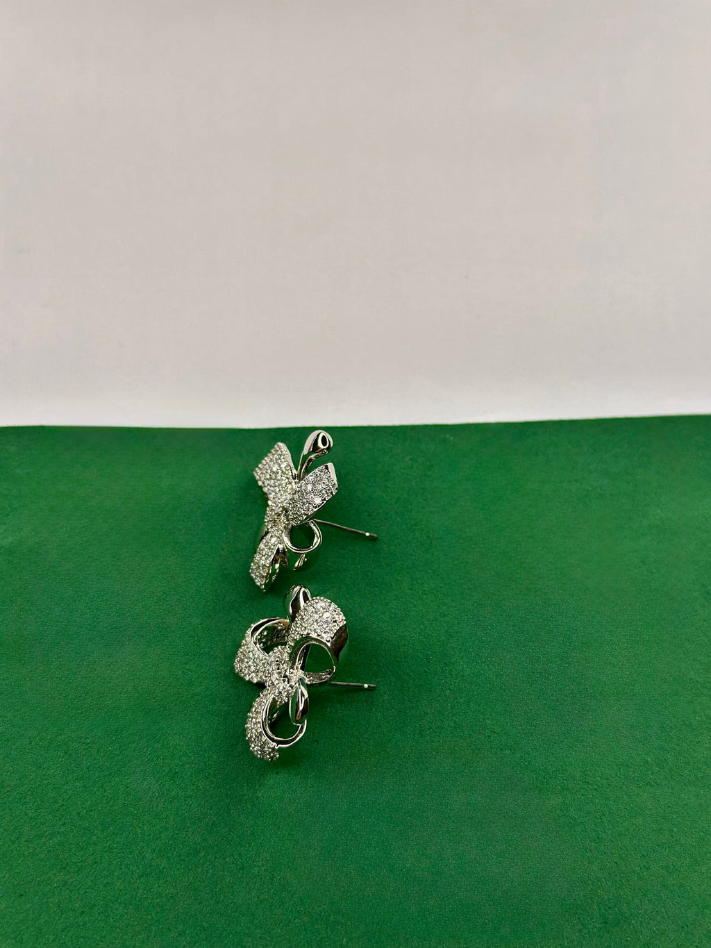 Brinco Laço Cravejado Ródio Branco