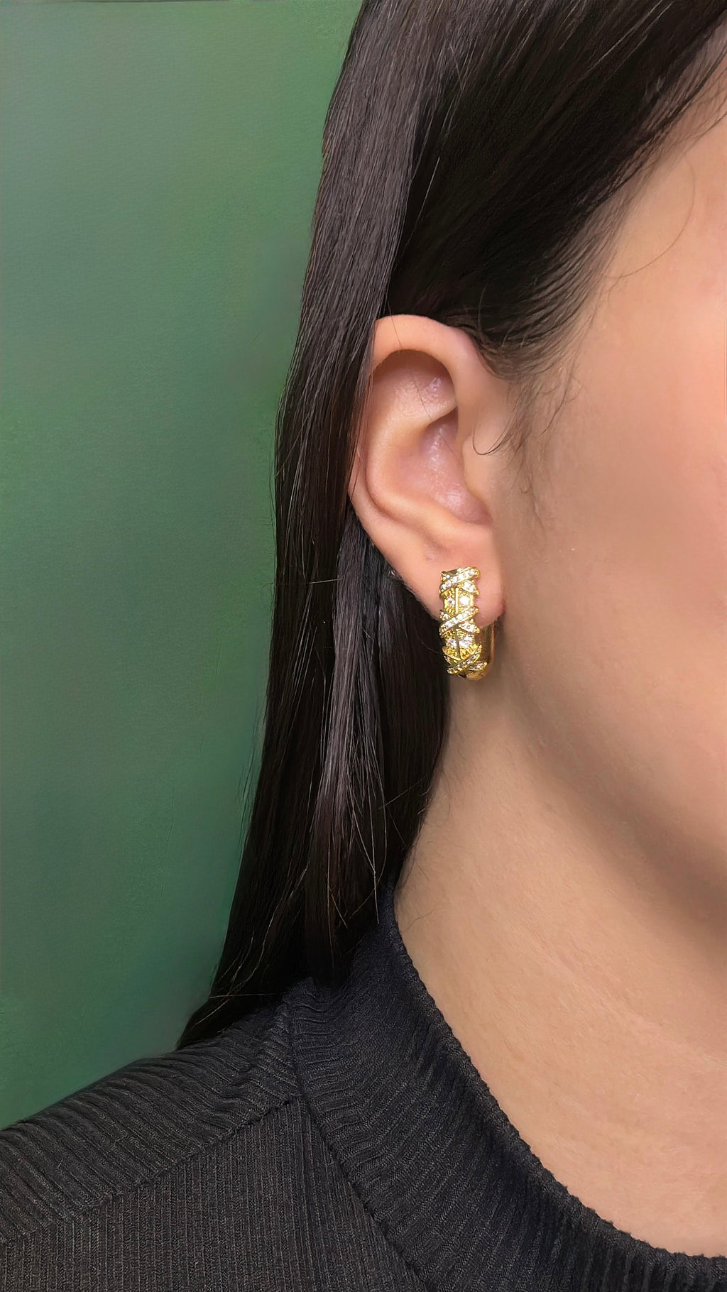 Brinco Argola com Zircônias e Trama Dourada