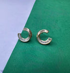 Brinco Meia Argola com Zircônias Baguete