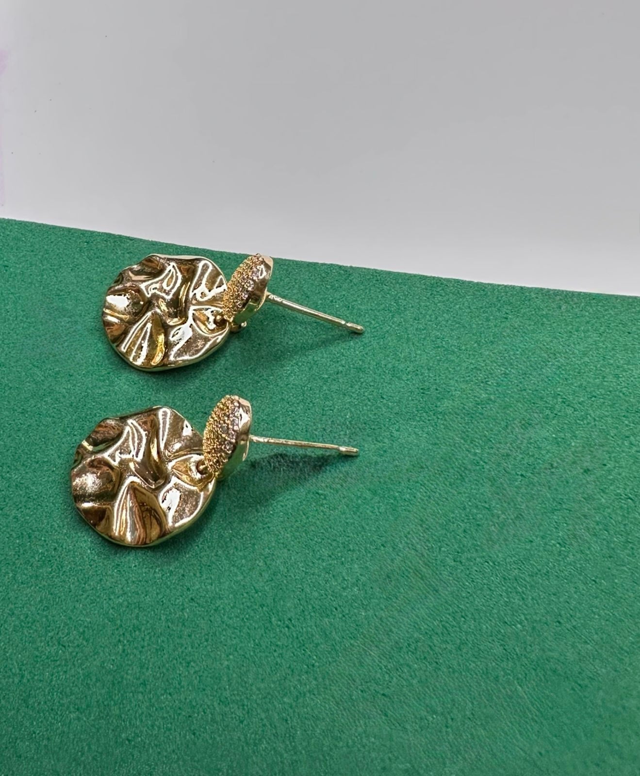Brinco Dourado com Cravação em Zircônias