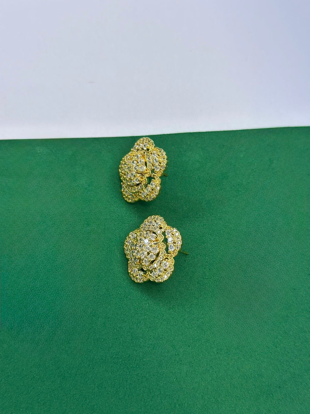 Brinco Flor Dourada Cravejada