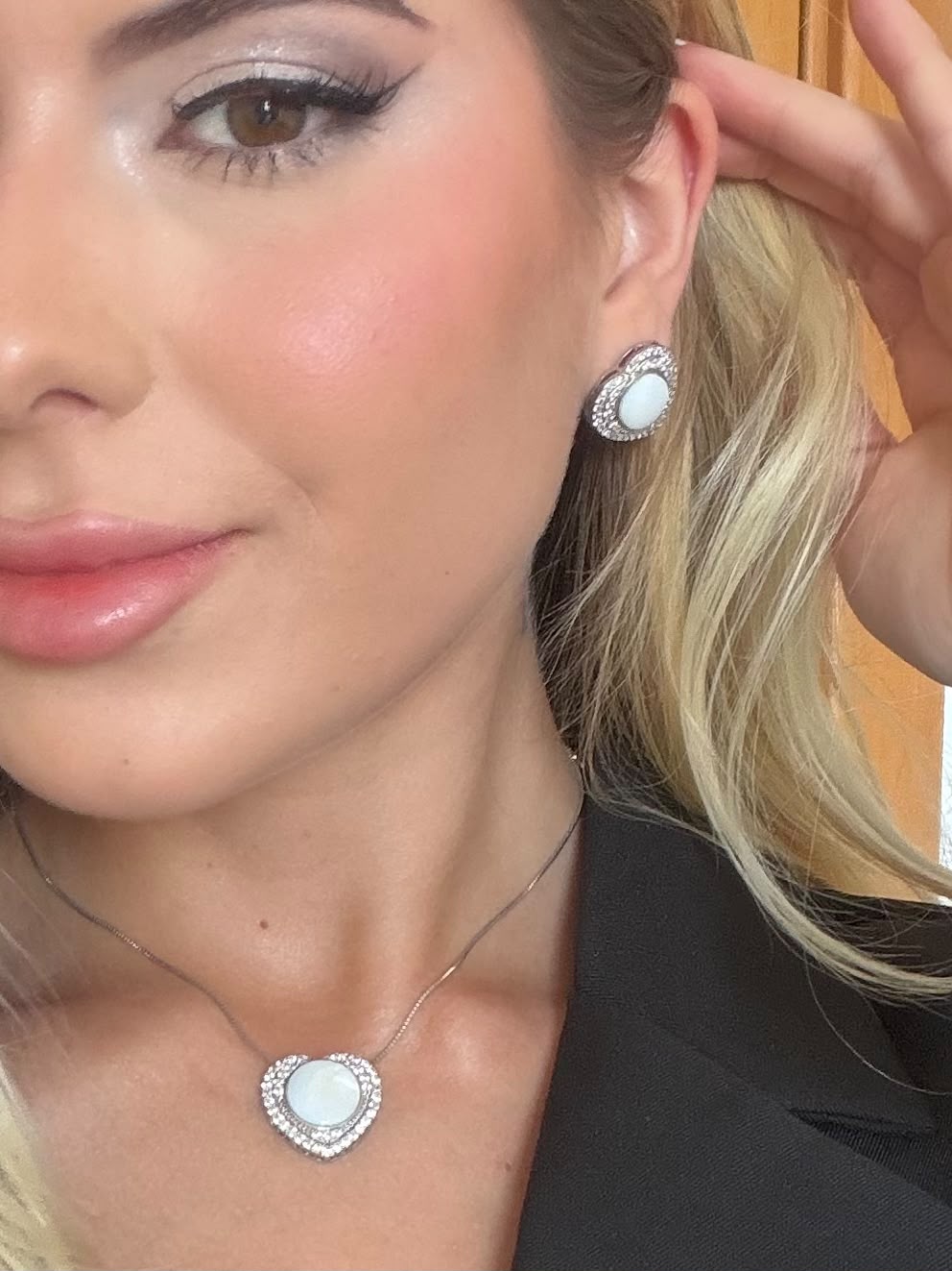 Conjunto Coração Elegante com Pedra Leitosa e Zircônias Cravejadas